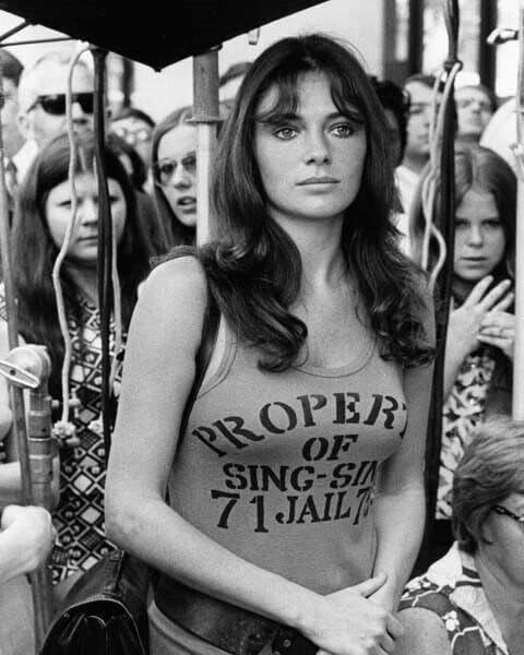 Jacqueline Bisset 1970'ler Sing Sing Jail yelek üst 8x10 inç fotoğraf giyiyor